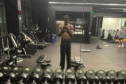 身材不错艾顿在湖人训练馆自拍 展示上半身肌肉线条